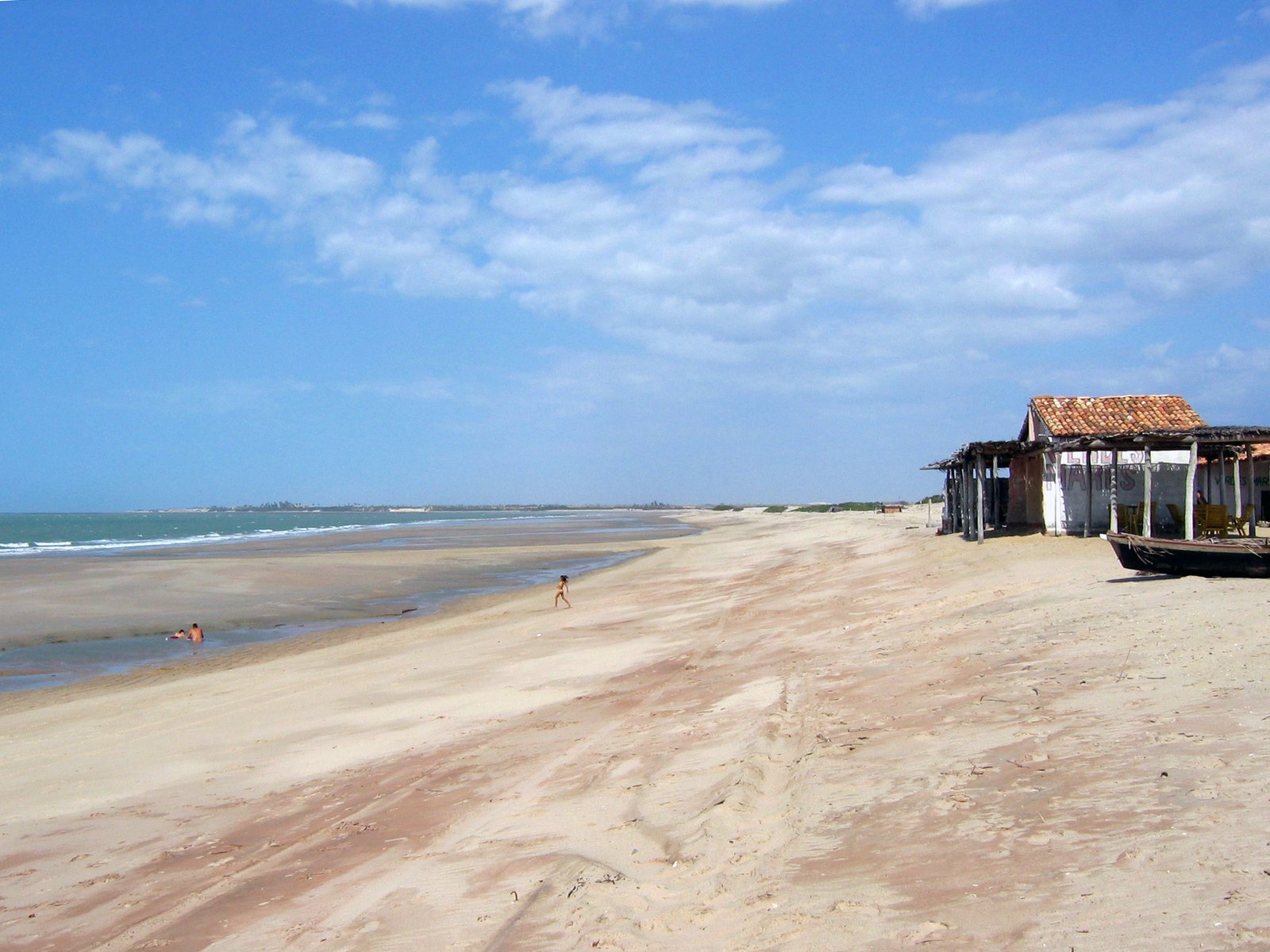 Praia de Cajueiro da Praia com areia fina e mar morno do nordeste