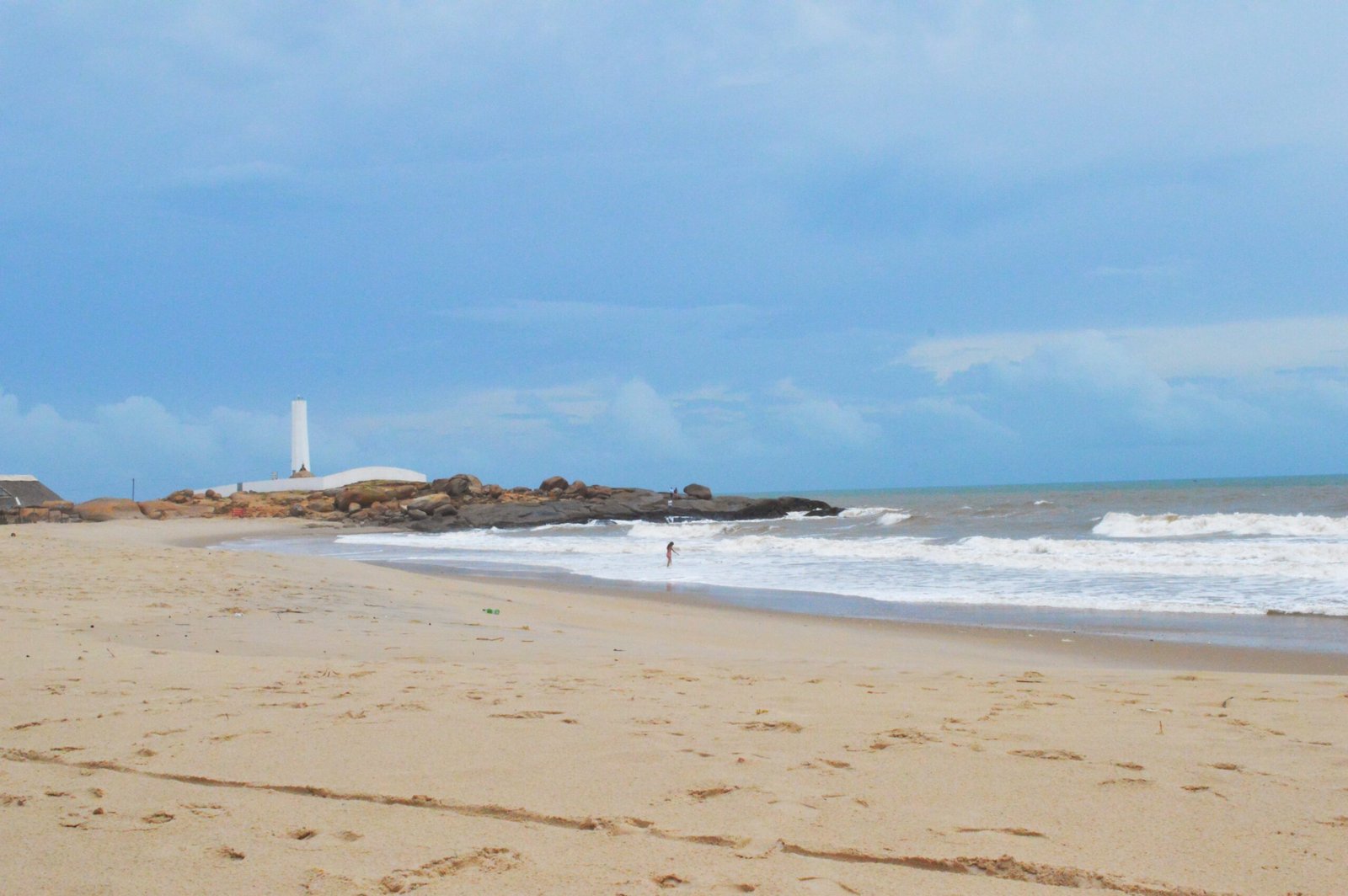 Pedra do Sal com piscinas naturais e mar transparente no Piauí