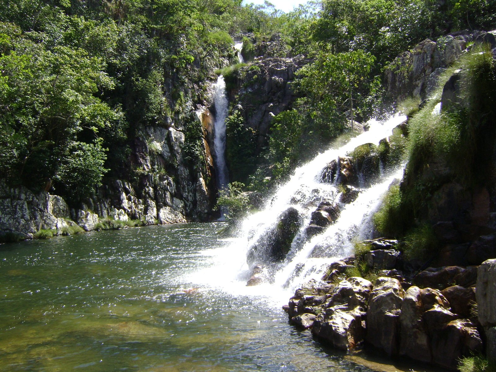 Cachoeira da Capivara com poço natural para banho na Serra da Canastra Cachoeira da Capivara com poço natural para banho na Serra da Canastra