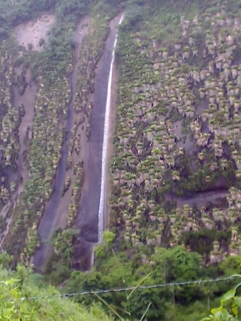 Cachoeira da Anta com poço raso ideal para famílias na Canastra Cachoeira da Anta com poço raso ideal para famílias na Canastra